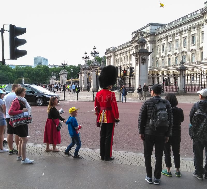 Route royale de croisement de garde du ` s de reine en dehors de Buckingham Palace à Londres, Angleterre photo stock Route royale de croisement de garde du ` s de reine en dehors de Buckingham Palace à Londres, Angleterre photo stock