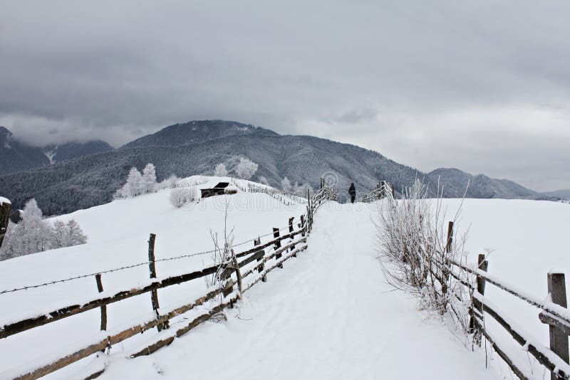 Route rurale dans les montagnes pendant l'hiver images stock Route rurale dans les montagnes pendant l'hiver images stock
