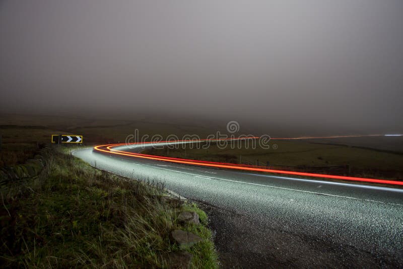 Route rurale la nuit dans le regain - chat et combine photo libre de droits Route rurale la nuit dans le regain - chat et combine photo libre de droits