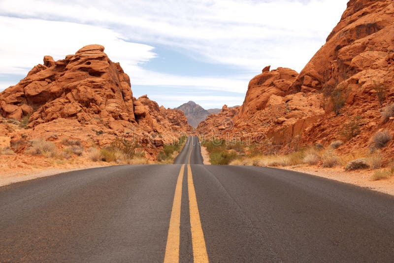 Route scénique en vallée de parc d'état du feu, Nevada, Etats-Unis photos stock Route scénique en vallée de parc d'état du feu, Nevada, Etats-Unis photos stock