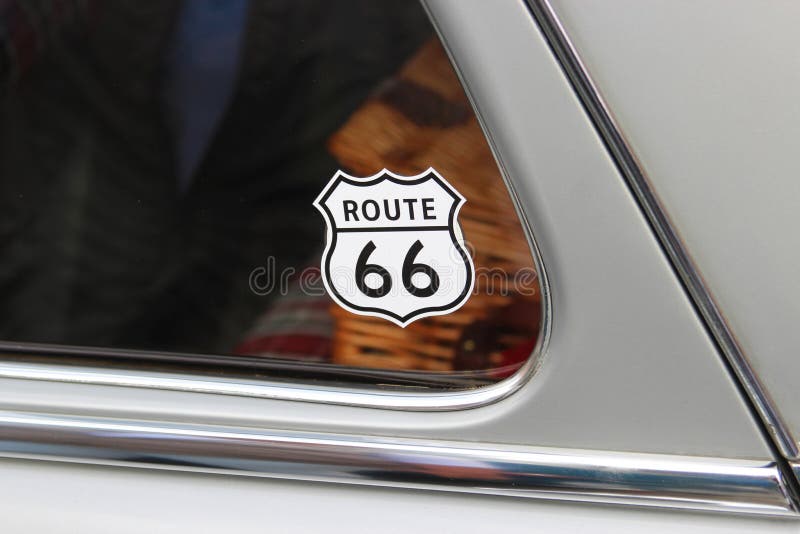 Route-66-Sticker sur la fenêtre d'une vieille voiture images stock Route-66-Sticker sur la fenêtre d'une vieille voiture images stock