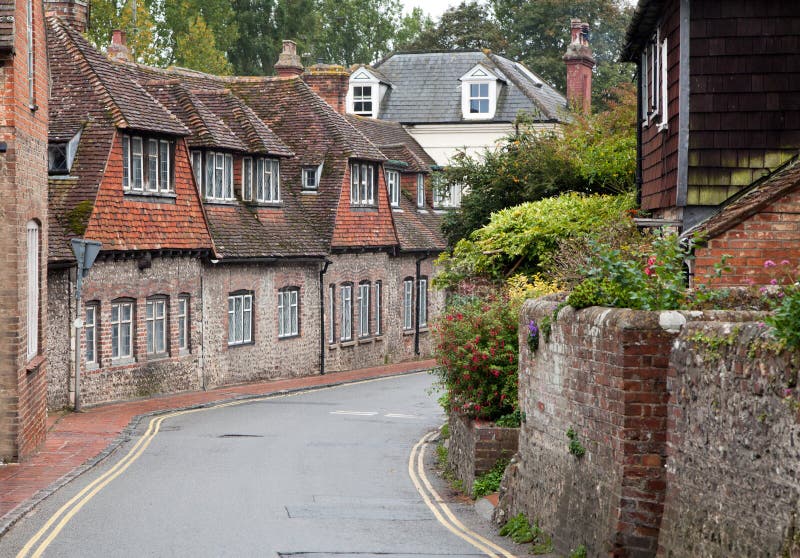 Route vide dans un village anglais traditionnel photographie stock Route vide dans un village anglais traditionnel photographie stock
