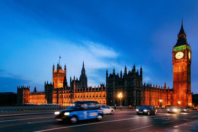 Route à grand trafic chez Big Ben dans le palais Londres de Westminster photographie stock libre de droits Route à grand trafic chez Big Ben dans le palais Londres de Westminster photographie stock libre de droits
