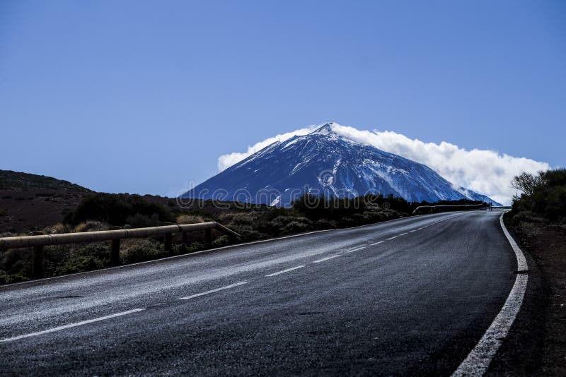 Route à la scène vulcan de montagne d'EL Teide en hiver photographie stock Route à la scène vulcan de montagne d'EL Teide en hiver photographie stock