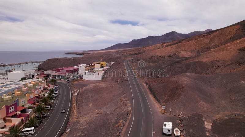 Route éloignée entre Morro Jable et Jandia à Fuerteventura Vue d'en haut banque de vidéos