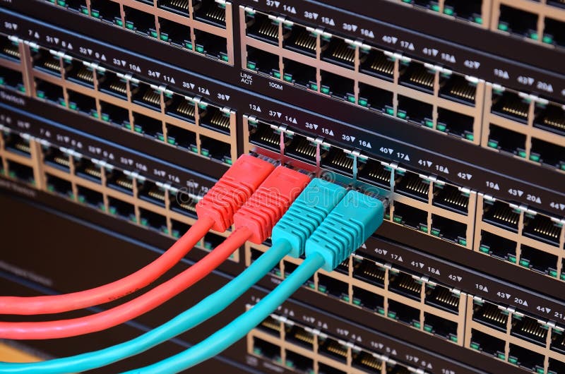 Router con los cables conectados de la red imagen de archivo Router con los cables conectados de la red imagen de archivo