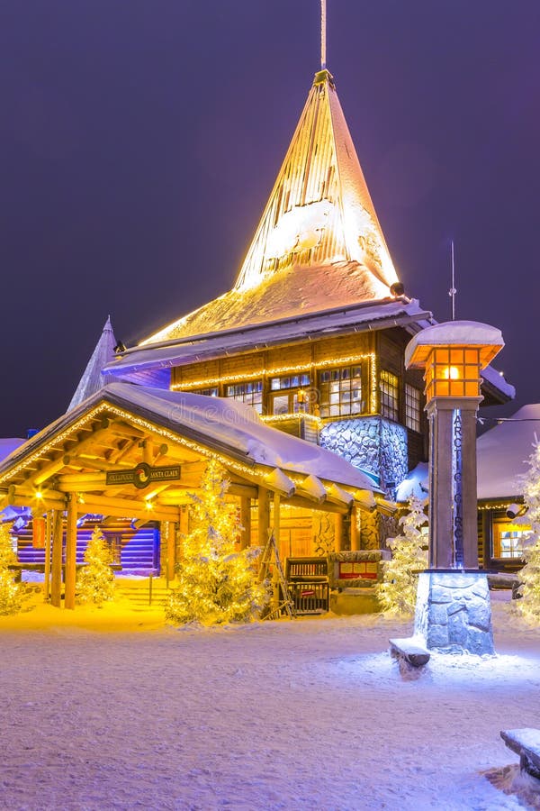 Rovaniemi- Финляндия, 1-ое января 2018: Известный подлинный офис и жилой дом Санта Клауса Joulupukki стоковые фото Rovaniemi- Финляндия, 1-ое января 2018: Известный подлинный офис и жилой дом Санта Клауса Joulupukki стоковые фото
