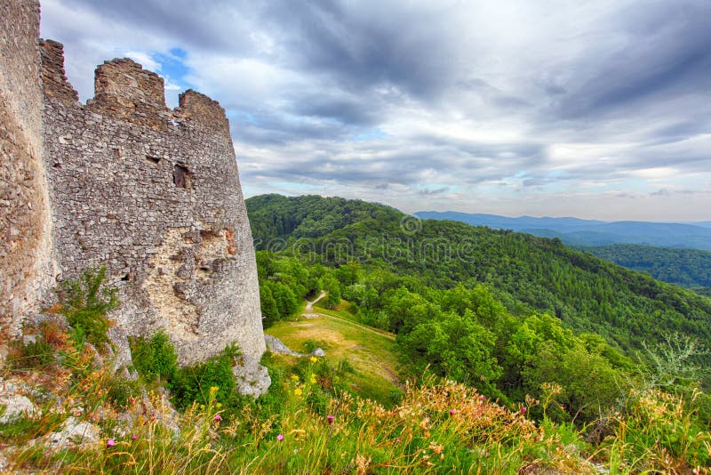Rovina del castello Tematis, paesaggio della natura della Slovacchia