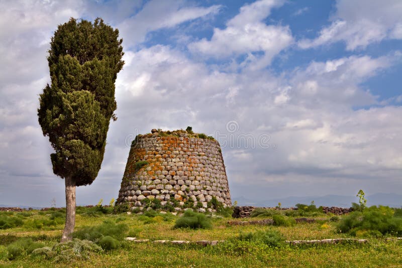 Rovina di età del bronzo della Sardegna Italia della torretta di Nuraghe