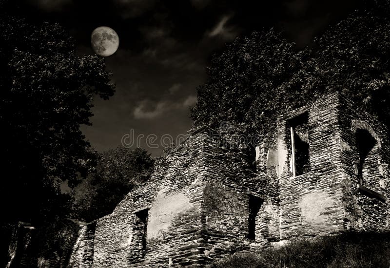 Rovine alla notte con la luna (seppia) fotografia stock