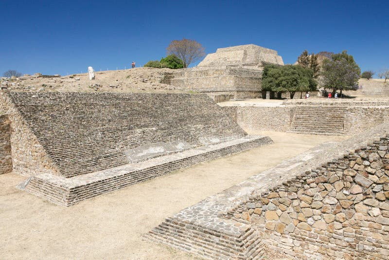 Rovine antiche del messicano su Monte Alban, Oaxaca, Messico immagine stock libera da diritti Rovine antiche del messicano su Monte Alban, Oaxaca, Messico immagine stock libera da diritti