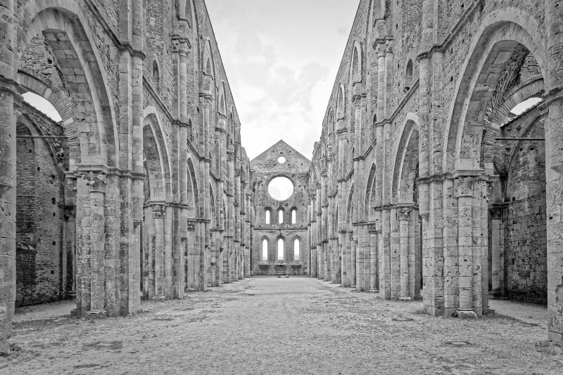 Rovine dell'abbazia di San Galgano (B & W) immagine stock libera da diritti Rovine dell'abbazia di San Galgano (B & W) immagine stock libera da diritti