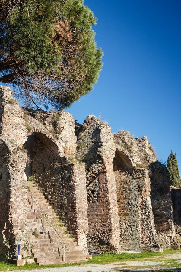 Rovine dell'anfiteatro romano in Frejus fotografia stock libera da diritti Rovine dell'anfiteatro romano in Frejus fotografia stock libera da diritti