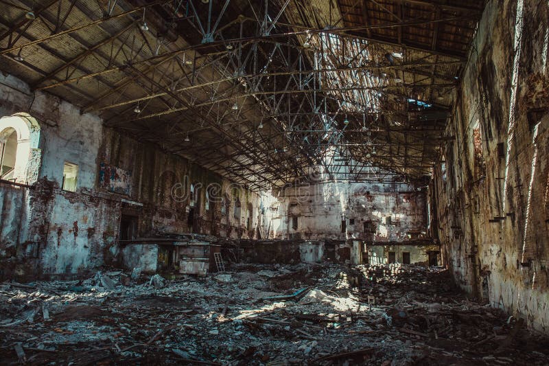 Rovine dell'interno del fabbricato industriale dopo il disastro o guerra o terremoto, dentro il magazzino enorme, pillole di rifi immagini stock Rovine dell'interno del fabbricato industriale dopo il disastro o guerra o terremoto, dentro il magazzino enorme, pillole di rifi immagini stock