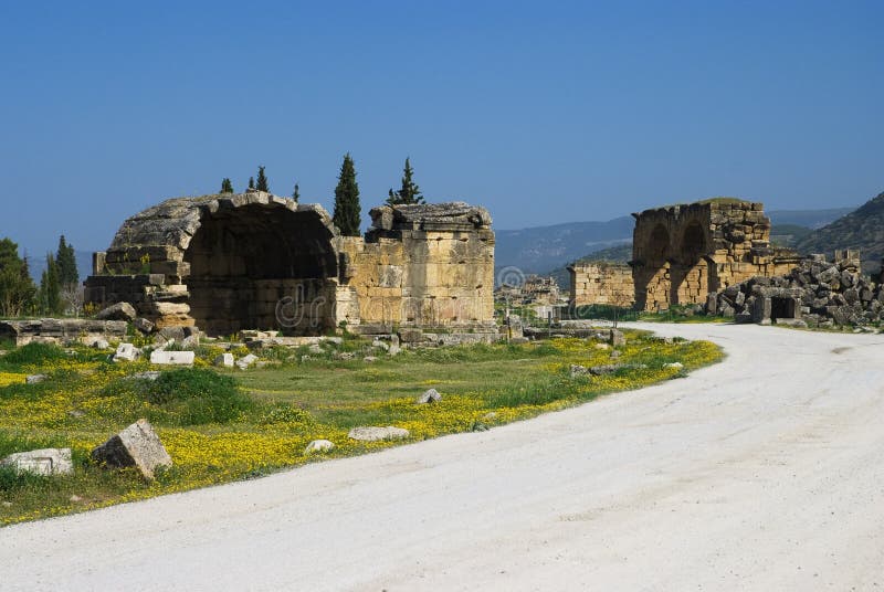Download Rovine Della Città Antica Di Hierapolis Immagine Stock - Immagine di architettura, monumento: 56882479
