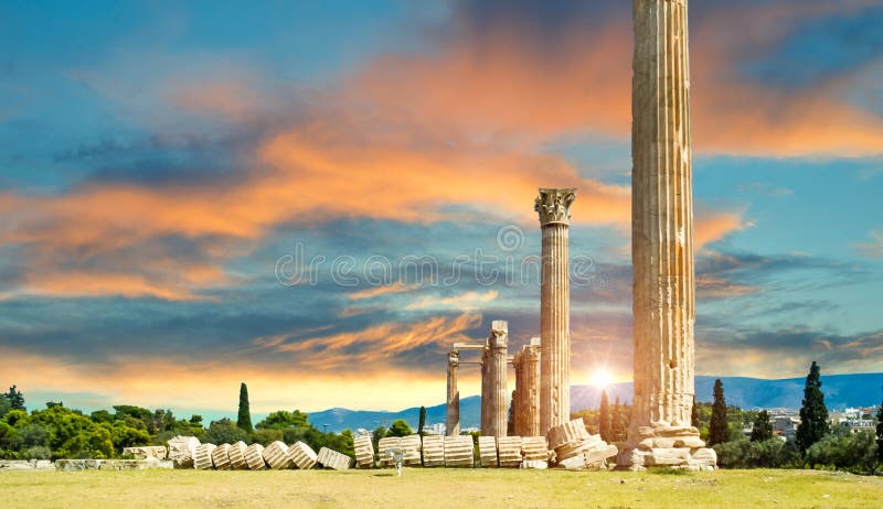 Rovine delle colonne di Zeus di olimpionico a Atene Grecia fotografia stock libera da diritti Rovine delle colonne di Zeus di olimpionico a Atene Grecia fotografia stock libera da diritti