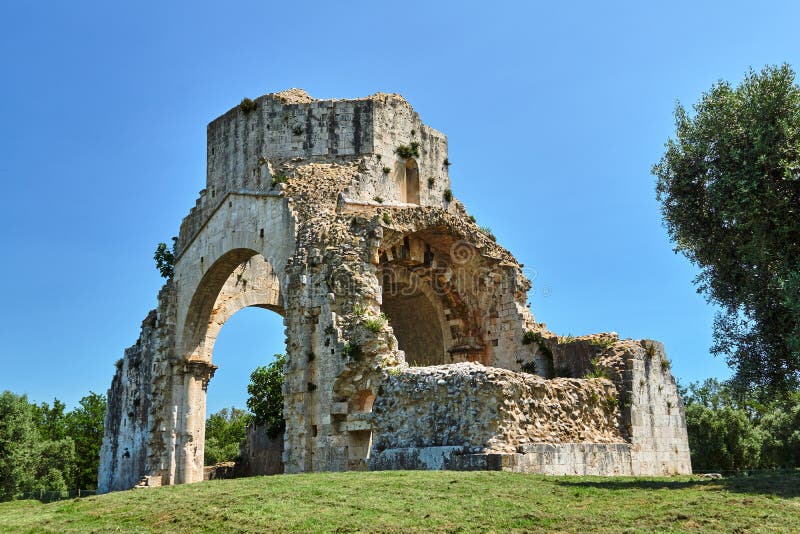 Rovine di una chiesa di pietra medievale accanto alla città di Magliano immagine stock Rovine di una chiesa di pietra medievale accanto alla città di Magliano immagine stock