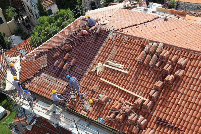 ROVINJ, KROATIEN - 07. Oktober 2019: Dachdecker legen neue Fliesen auf Altstadt von Rovinj, Istrien, Europa