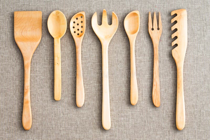 https://thumbs.dreamstime.com/b/row-assorted-wooden-kitchen-utensils-neatly-arranged-size-neutral-beige-cloth-background-viewed-above-52096168.jpg