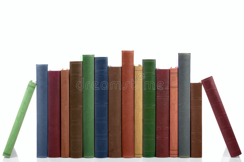 Vecchi libri in fila, tutti hardbacks alcuni con i rivestimenti in pelle.