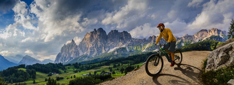 Rower na rowerze elektrycznym, jazda po górach Mężczyzna jeżdżący na rowerze w krajobrazie gór Dolomites e-mtb enduro