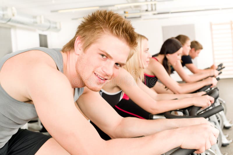 roweru sprawności fizycznej gym mężczyzna przędzalniani potomstwa zdjęcia royalty free roweru sprawności fizycznej gym mężczyzna przędzalniani potomstwa zdjęcia royalty free