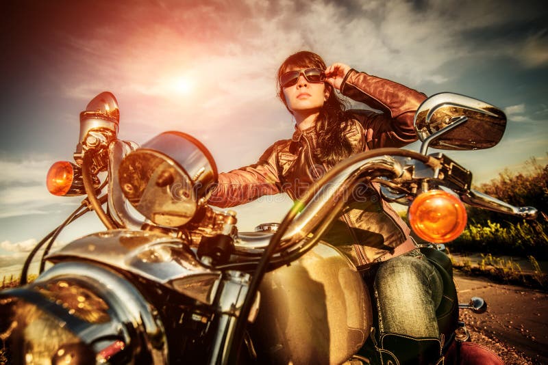 Rowerzysta dziewczyna na motocyklu obraz stock Rowerzysta dziewczyna na motocyklu obraz stock
