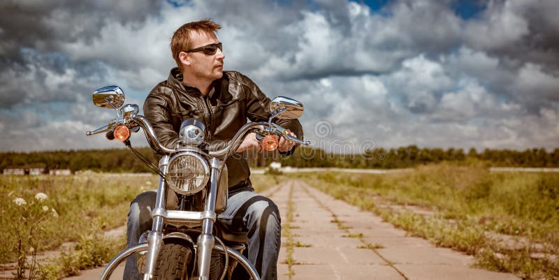 Rowerzysta na motocyklu zdjęcia royalty free Rowerzysta na motocyklu zdjęcia royalty free