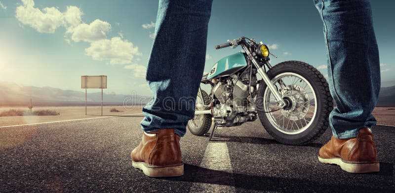 Rowerzysta pozycja blisko motocyklu na pustej drodze