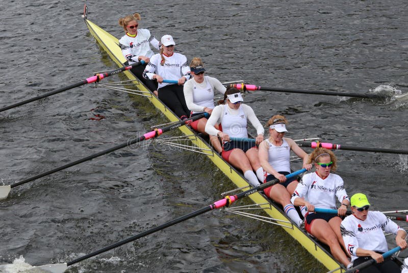 Rowing США участвует в гонке в голове чемпионата Eights женщин регаты