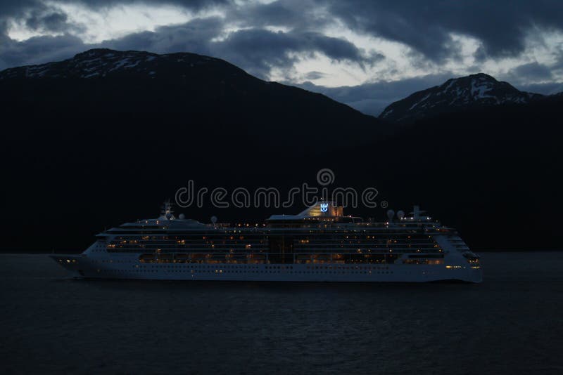 Royal Caribbean-Kreuzschiff nachts kreuzend entlang dem Alaskian Mountians lizenzfreie stockbilder Royal Caribbean-Kreuzschiff nachts kreuzend entlang dem Alaskian Mountians lizenzfreie stockbilder