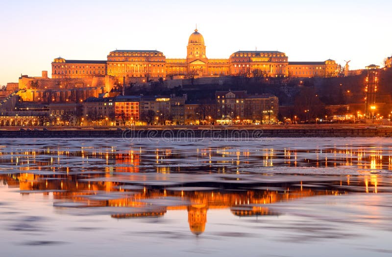 Royal Palace al tramonto sopra il Danubio ghiacciato, Budapest, immagini stock libere da diritti Royal Palace al tramonto sopra il Danubio ghiacciato, Budapest, immagini stock libere da diritti
