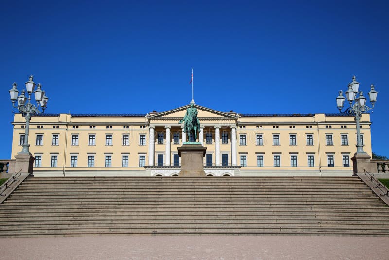Royal Palace et la statue du Roi Karl Johan XIV à Oslo, Norw photographie stock Royal Palace et la statue du Roi Karl Johan XIV à Oslo, Norw photographie stock