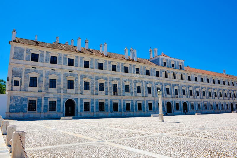 Royal Palace fasad, Gray Marble Ducal House, lopp Portugal royaltyfri fotografi Royal Palace fasad, Gray Marble Ducal House, lopp Portugal royaltyfri fotografi