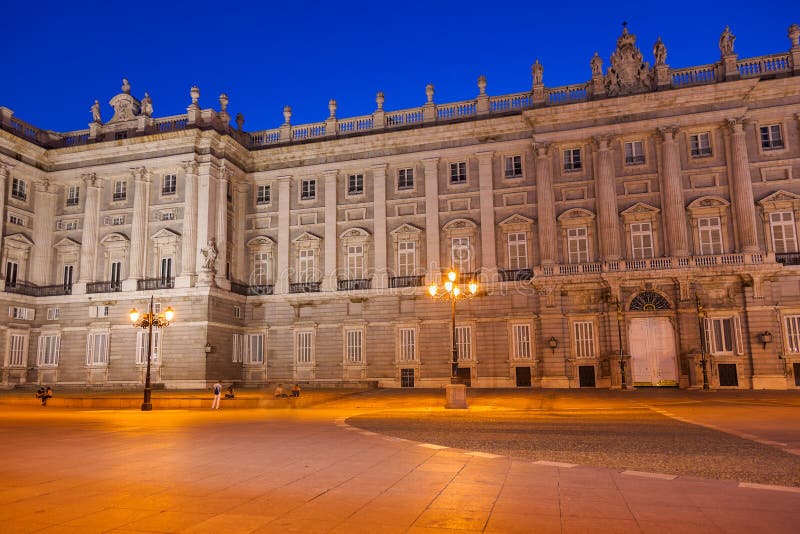 Download Royal Palace In Madrid Spanje Stock Afbeelding - Afbeelding bestaande uit avond, stad: 54090243