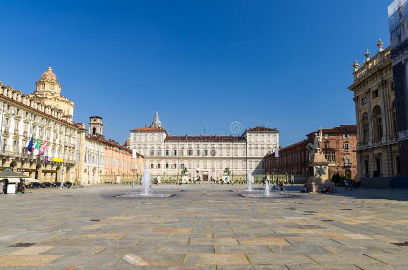Royal Palace Palazzo Reale και κτήριο εκκλησιών SAN Lorenzo στοκ εικόνες με δικαίωμα ελεύθερης χρήσης Royal Palace Palazzo Reale και κτήριο εκκλησιών SAN Lorenzo στοκ εικόνες με δικαίωμα ελεύθερης χρήσης