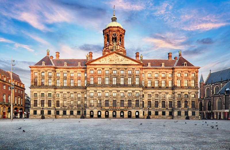 Royal Palace på fördämningen kvadrerar i Amsterdam, Nederländerna Inga personer i fördämning kvadrerar i Amsterdam, Nederländerna arkivbilder