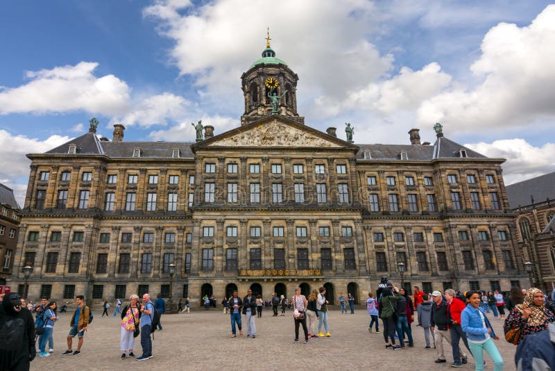 Royal Palace på fördämningfyrkanten, Amsterdam, Nederländerna arkivfoto Royal Palace på fördämningfyrkanten, Amsterdam, Nederländerna arkivfoto