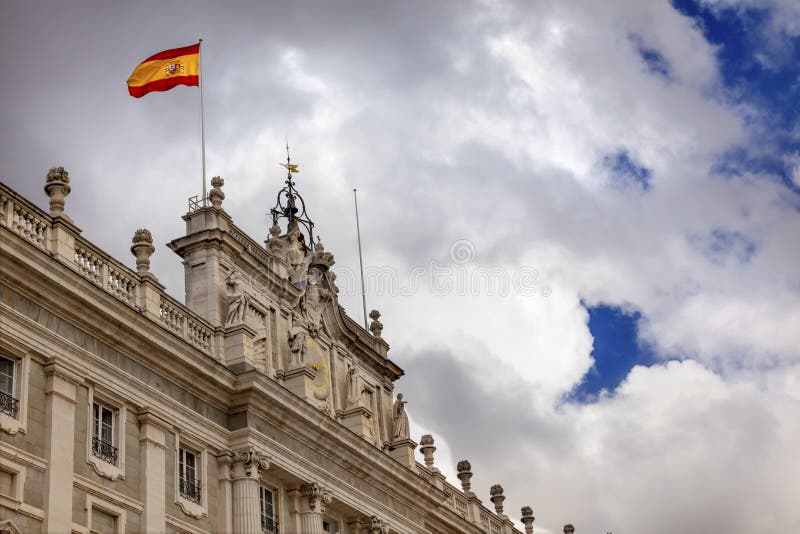 Royal Palace se nubla la bandera española Madrid España del paisaje urbano del cielo fotografía de archivo Royal Palace se nubla la bandera española Madrid España del paisaje urbano del cielo fotografía de archivo