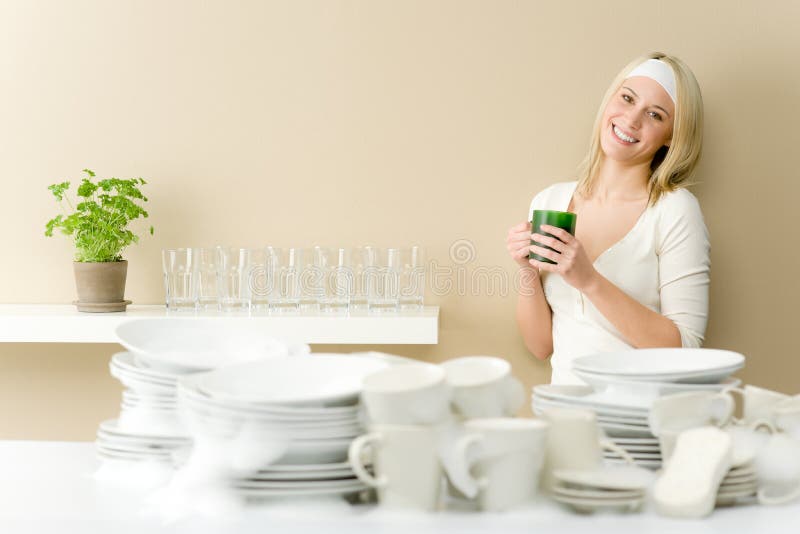 rozdaje szczęśliwej kuchennej nowożytnej płuczkowej kobiety fotografia stock rozdaje szczęśliwej kuchennej nowożytnej płuczkowej kobiety fotografia stock