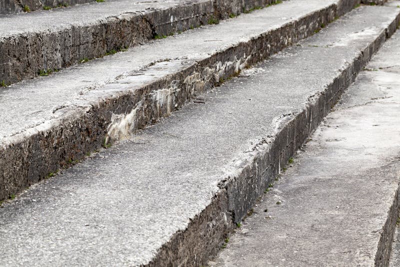 rozdrobnić starego betonowego schody zdjęcie stock rozdrobnić starego betonowego schody zdjęcie stock