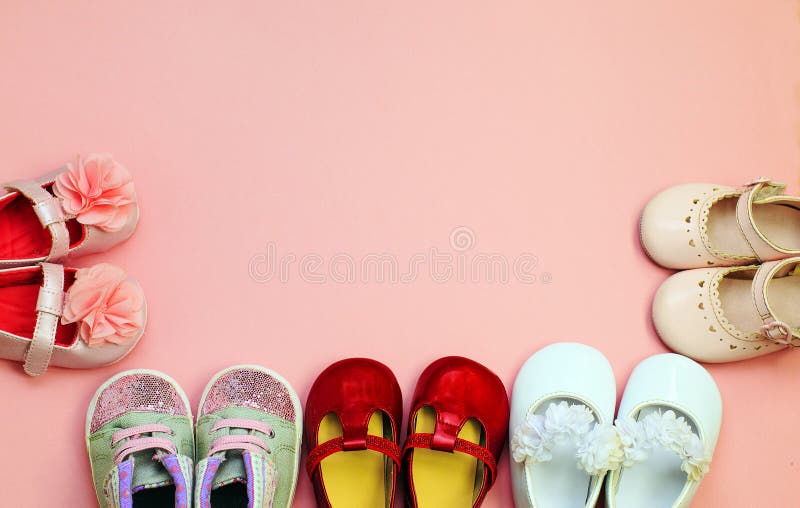 Roze achtergrond voor pasgeboren babys met schoenen royalty-vrije stock foto's Roze achtergrond voor pasgeboren babys met schoenen royalty-vrije stock foto's