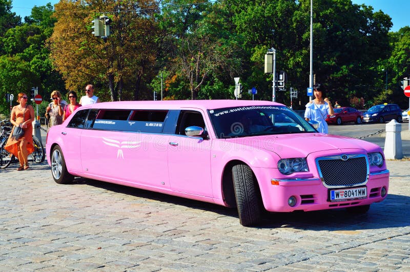 Roze Bentley Limousine in het centrum - royalty-vrije stock foto