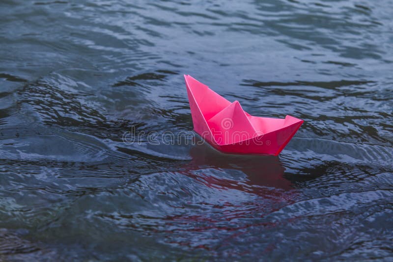 Decoratief Draai vast Kruiden Roze Boot Die in Het Blauwe Water Drijven Stock Foto - Image of roos, zeil:  55603406