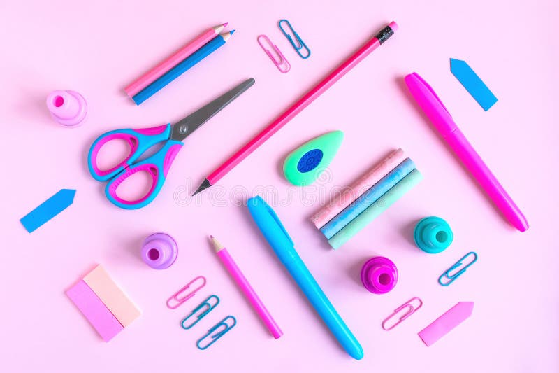Roze bureau met verscheidenheid van roos en blauwe schoollevering Terug naar royalty-vrije stock foto Roze bureau met verscheidenheid van roos en blauwe schoollevering Terug naar royalty-vrije stock foto