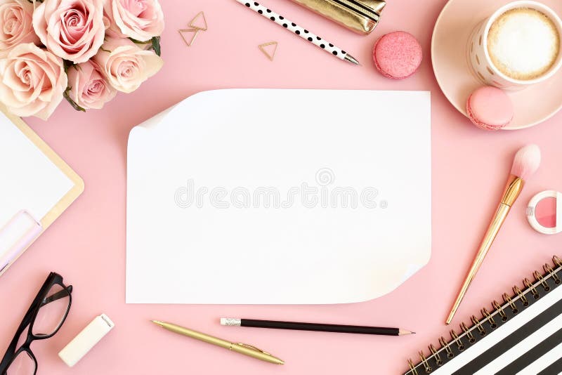 Roze bureaulijst met bloemen, kop van koffie en macarons royalty-vrije stock afbeelding Roze bureaulijst met bloemen, kop van koffie en macarons royalty-vrije stock afbeelding