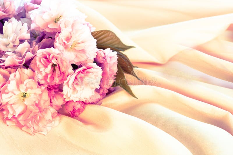 Roze Cherry Blossoms op Perziksatijn en verwerkt kruis stock afbeeldingen Roze Cherry Blossoms op Perziksatijn en verwerkt kruis stock afbeeldingen