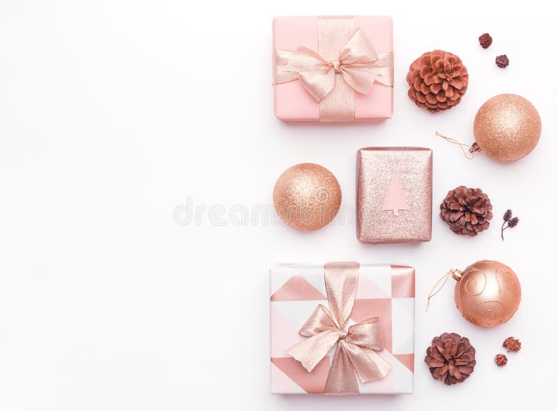 Roze die Kerstmisgiften op witte achtergrond worden geïsoleerd Verpakte Kerstmisdozen, Kerstmisornamenten, snuisterijen en dennea