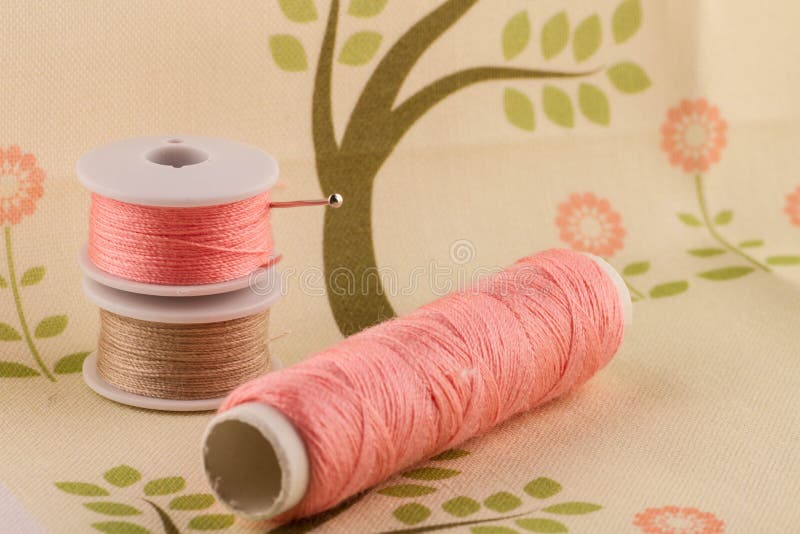 Roze draad op stof stock afbeeldingen Roze draad op stof stock afbeeldingen