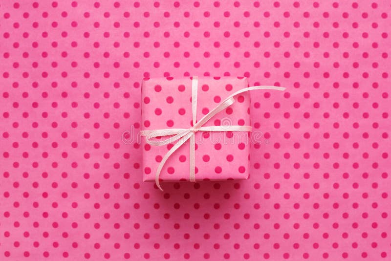 Roze giftdoos op roze achtergrond met stippen royalty-vrije stock fotografie Roze giftdoos op roze achtergrond met stippen royalty-vrije stock fotografie